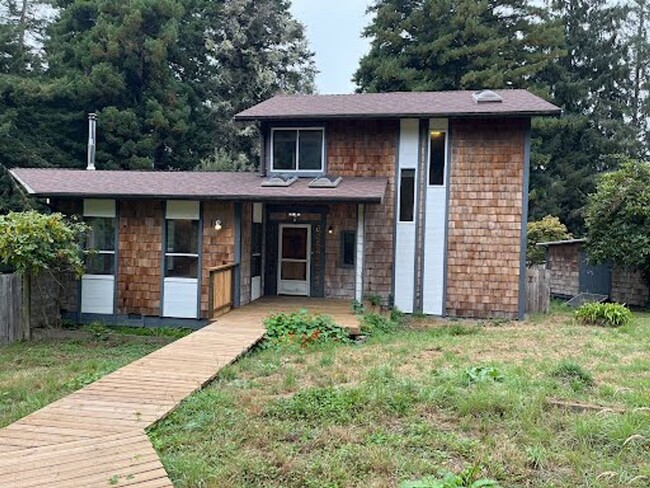 Primary Photo - Ridgewood/Cutten home in a wooded setting ...