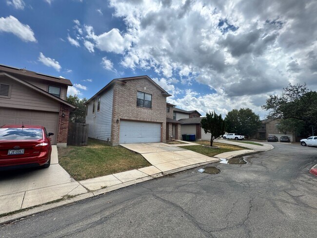 Building Photo - Spacious 3-Bedroom Home in Prime Location ...