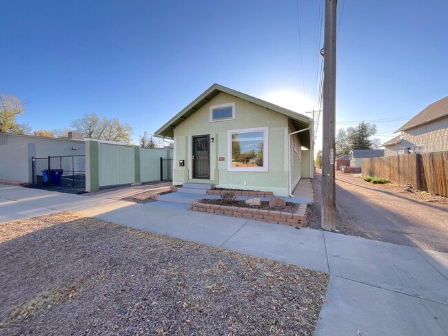 Building Photo - 1 Bedroom Home Available Near Colorado Ave & S 10th St!