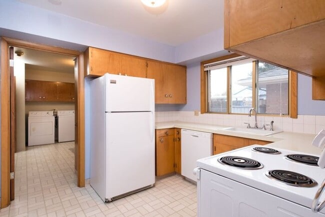 Building Photo - 3 Bedroom Single Level