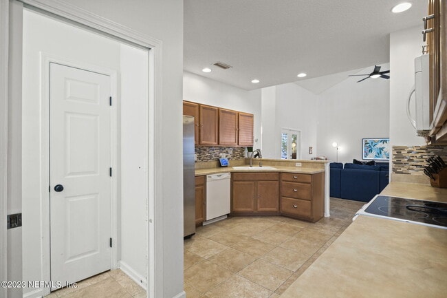 Building Photo - 781 Paradise Ln