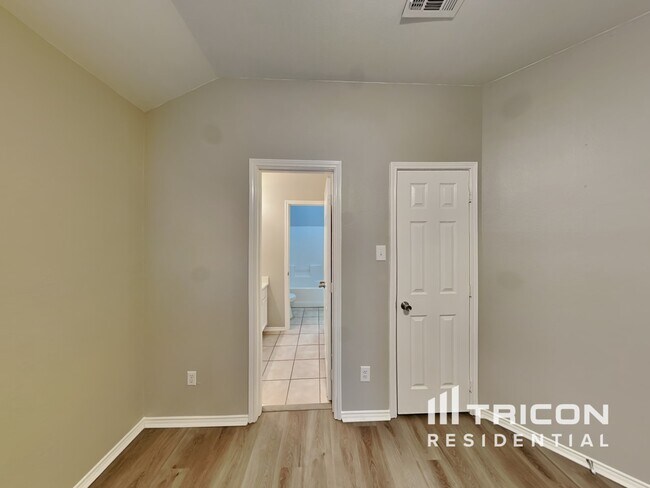 Building Photo - 4512 Ridgeway Dr
