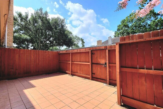 Building Photo - 10305 Briar Forest Dr