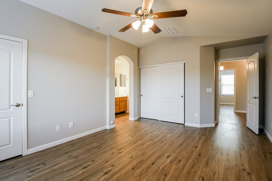 Building Photo - 2531 W White Feather Ln