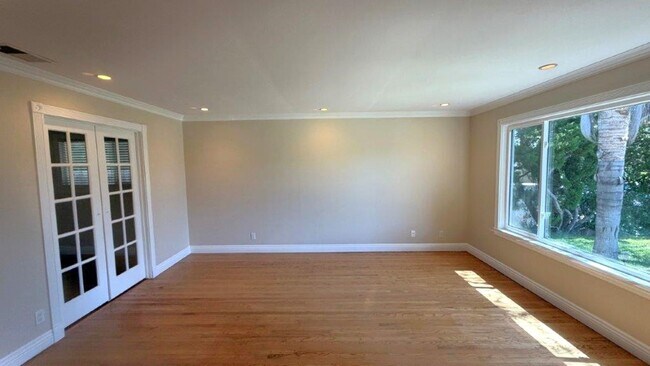 Building Photo - 1149 Paradise Dr