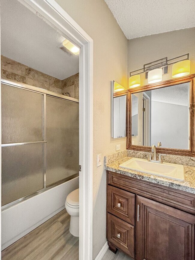 Building Photo - Spacious 1BD/1BA Condo in the Bay Ho Commu...