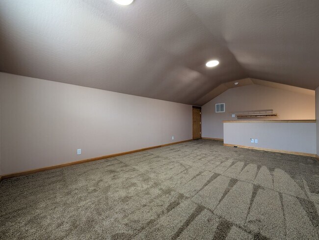 Building Photo - Great 3 bed/2bath home with bonus space and fenced in yard!
