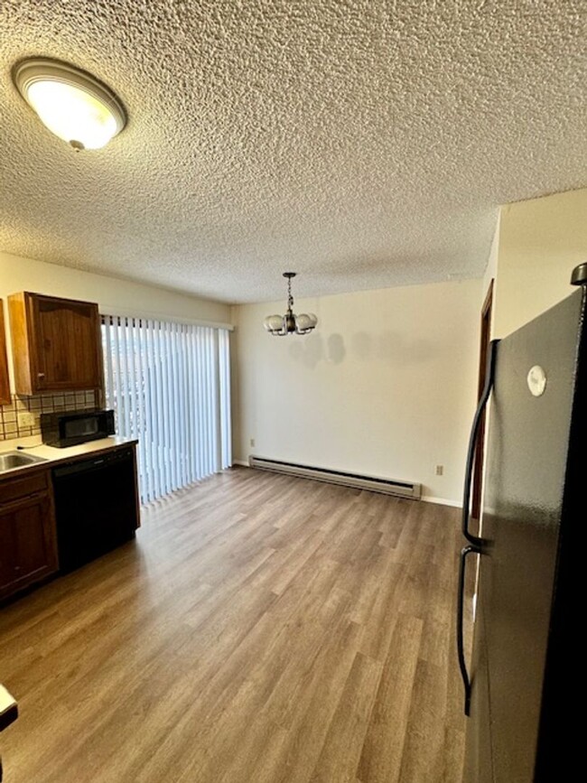 Building Photo - 4 Bedroom, 2.5 Bathroom Townhouse, Close t...