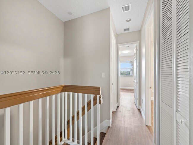 Building Photo - 1049 NE 42nd Ave