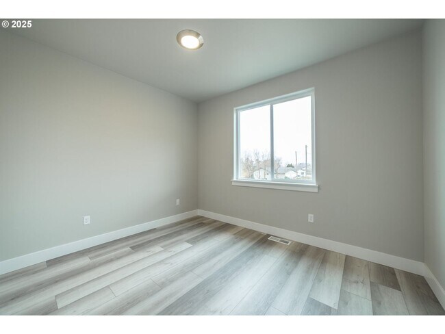 Building Photo - Stunning South Hill Home in Umatilla!!