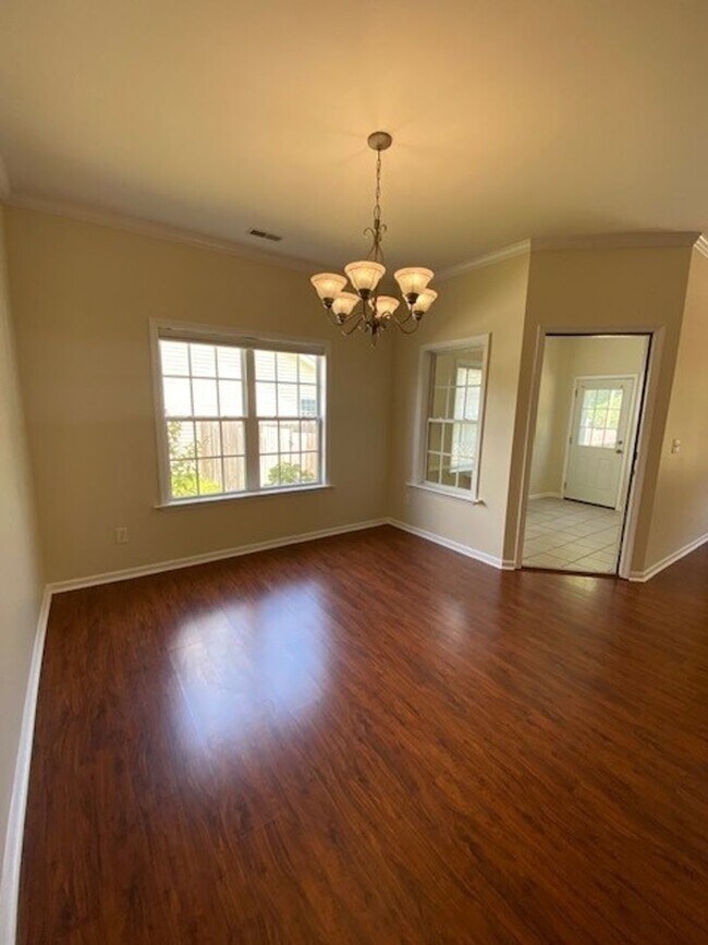 Building Photo - Welcome to this stunning 3-bedroom, 2-bath...