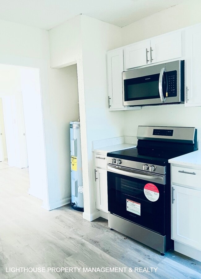 Building Photo - 3 Bed/1 Bath Craftsman Style Home!