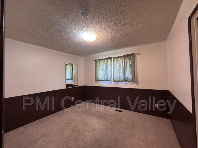 Building Photo - 4650 Dahlia Dr