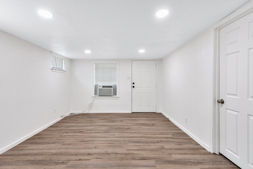 Building Photo - 206 S Elm St