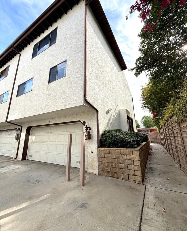 Building Photo - Beautiful & Cozy West Hills Adjacent Condo in Secure Building - MOVE IN READY