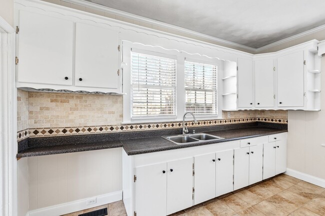 Building Photo - ELECTRICITY INCLUDED on this Renovated 2 B...