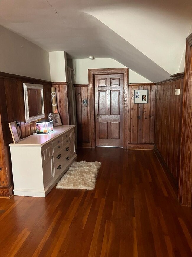 Building Photo - 407 Lewis St