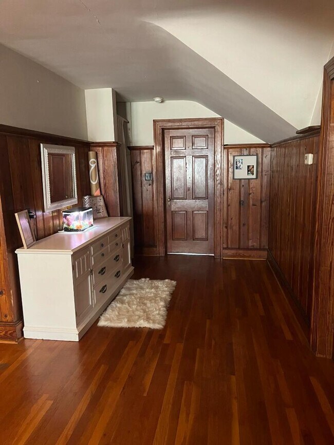 Building Photo - 407b Lewis St - Unit B