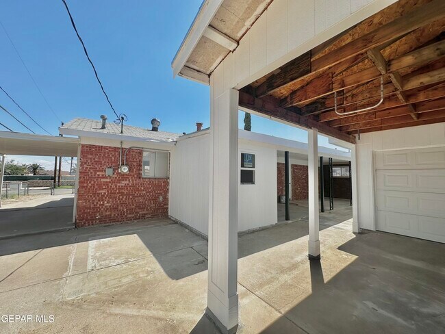 Building Photo - 4981 Winthrop Dr