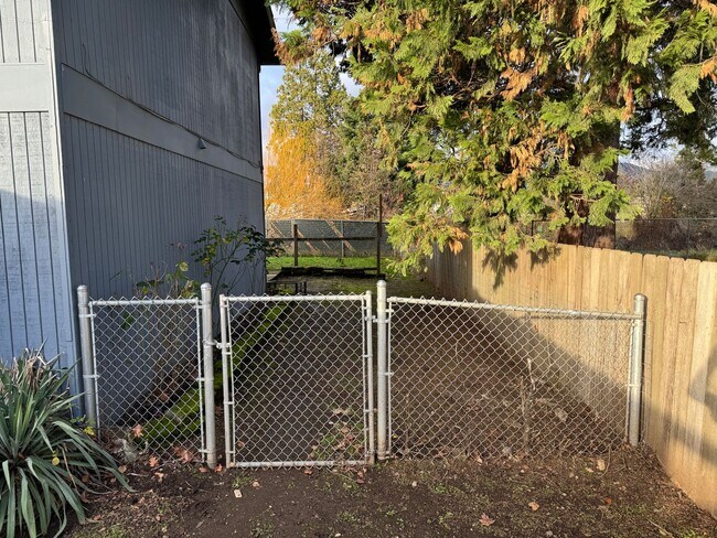 Building Photo - Updated 2 bedroom 1.5 bathroom duplex in Springfield!