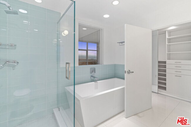 Building Photo - 13700 Marina Pointe Dr