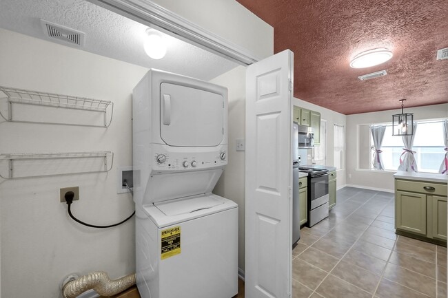 Building Photo - 13952 Buckskin Dr