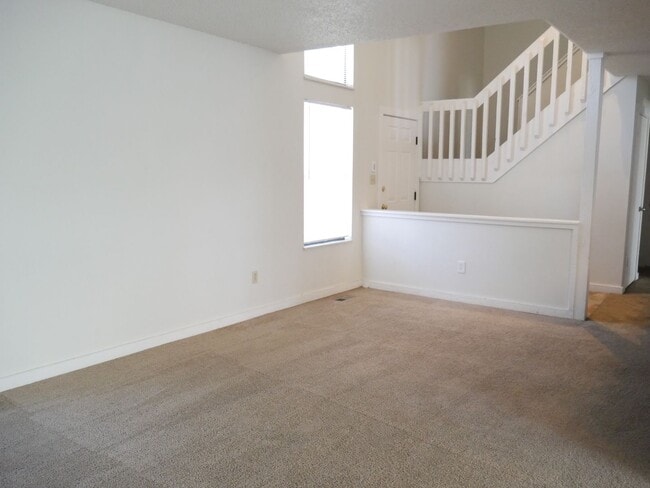 Building Photo - 4 bed/2.5 bath home