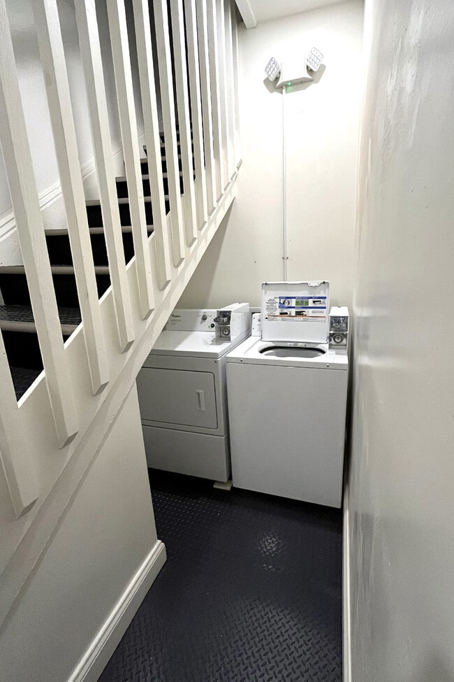 Building Photo - 116 N Queen St