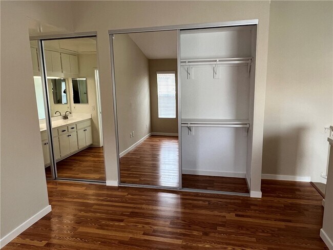 Building Photo - 23401 La Crescenta