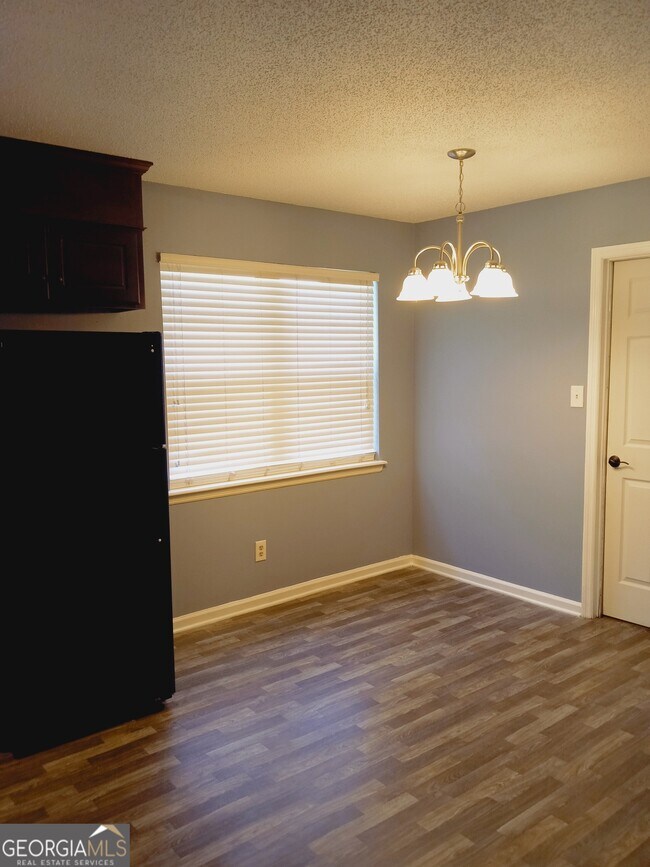 Building Photo - 2928 Dahlia Dr