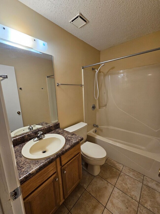 Building Photo - Charming 2-Bed, 2.5-Bath Townhome in the Highly Sought-After Landings at Lake Caroline! *1/2 OFF ...