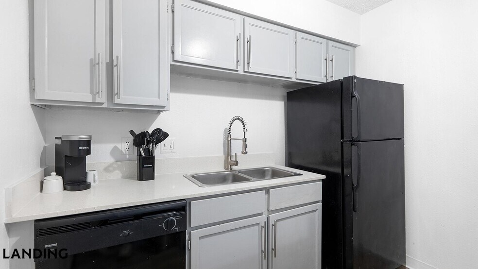 Building Photo - 1071 Clayton Ln