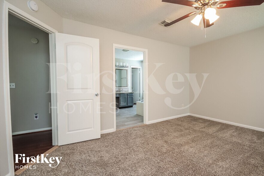 Building Photo - 4004 Ashwood Dr