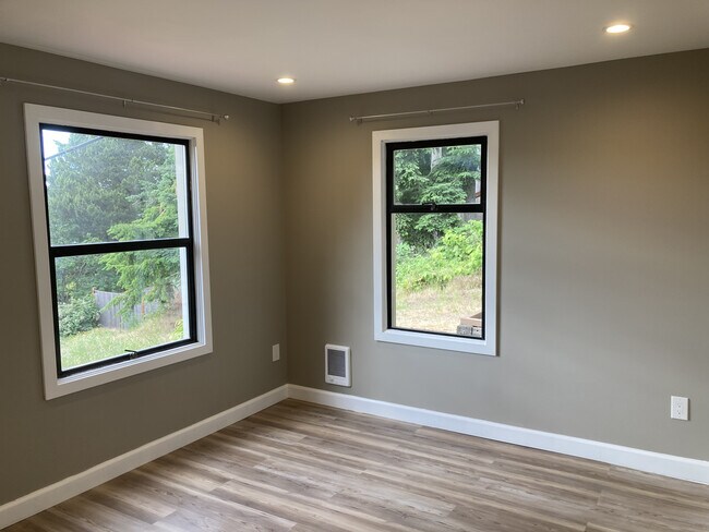 Building Photo - 3059 30th Ave W