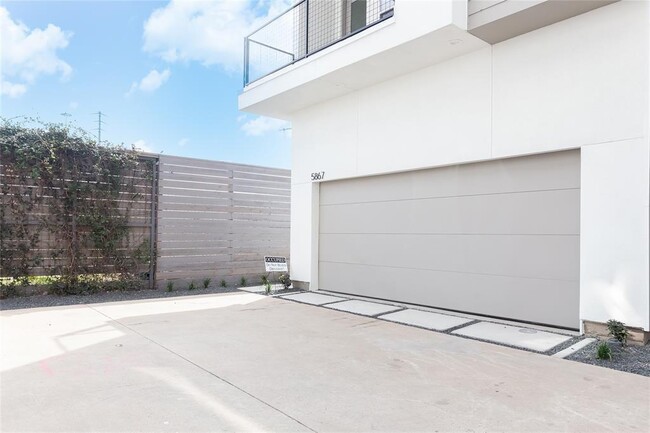 Building Photo - 5867 E Post Oak Ln