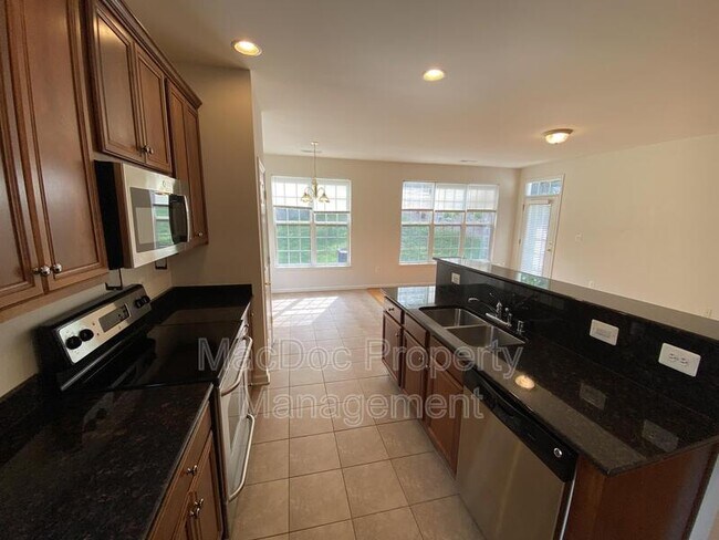 Building Photo - 1012 Maureen Dr