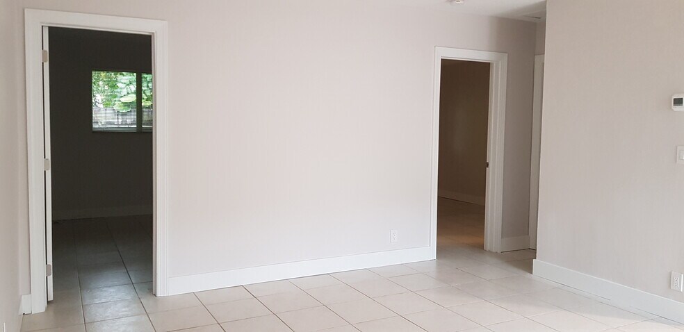 Building Photo - 818 Tequesta St