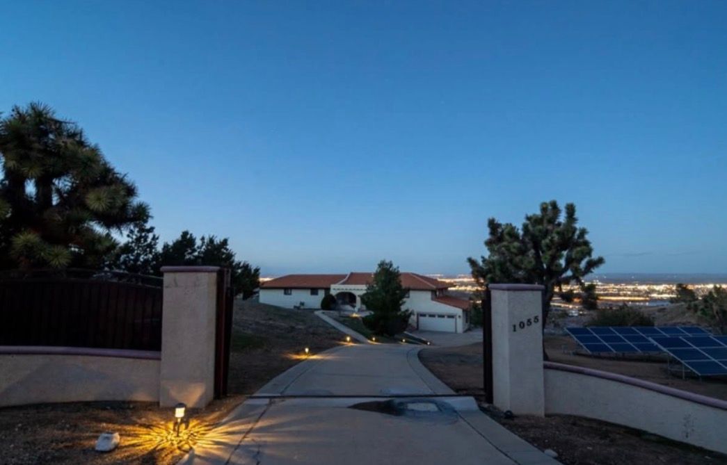 Building Photo - 1055 Lakeview Dr