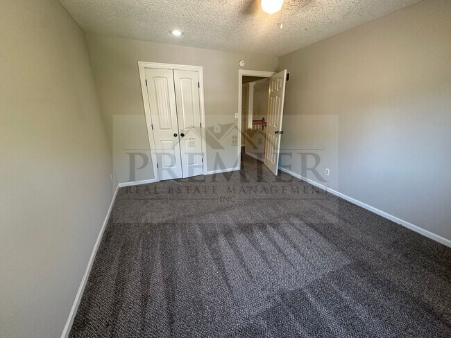 Building Photo - 3 bed / 1 bath duplex for rent - $1425- re...