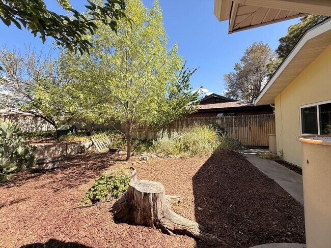 Building Photo - Garden home in Sandia Ridge