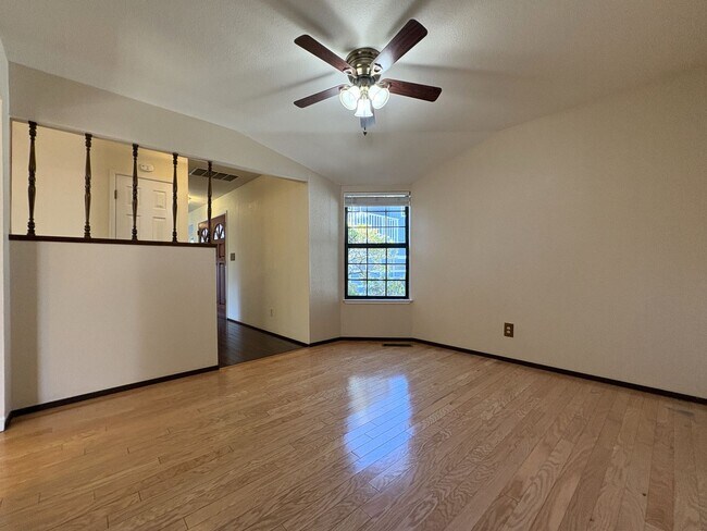 Building Photo - Spacious 3BD/2BA Redwood City Home | Two L...