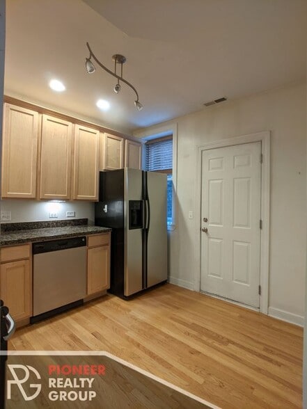 Building Photo - 3244 N Clifton Ave