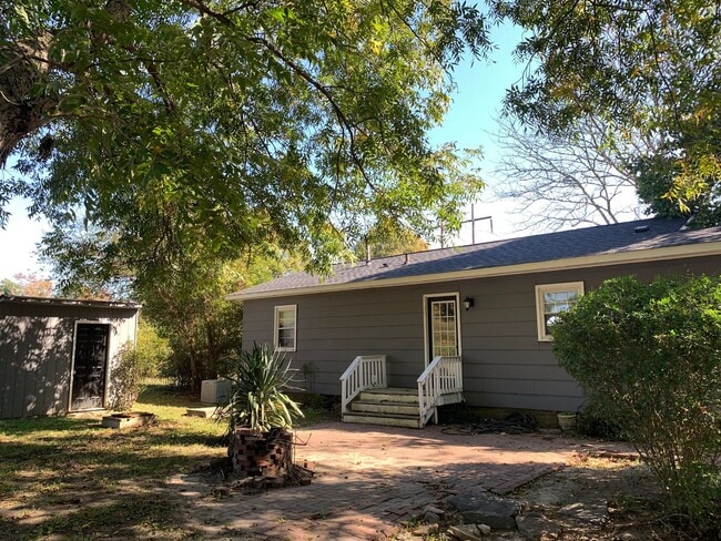 Building Photo - Pretty Renovated Rent Ready Ranch Near I-4...