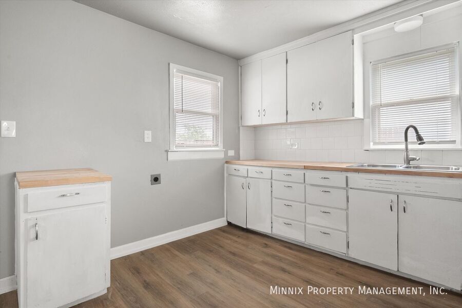 Building Photo - 1302 Ave. E (FS)-1