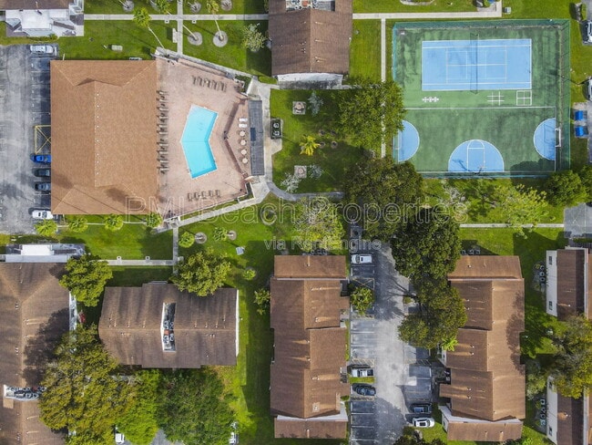 Building Photo - 345 W Laurel Dr