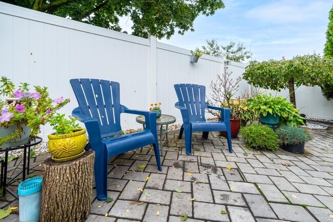 Building Photo - 67A Columbia Ave