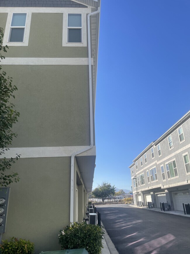 Building Photo - 3855 Gartmore Ln