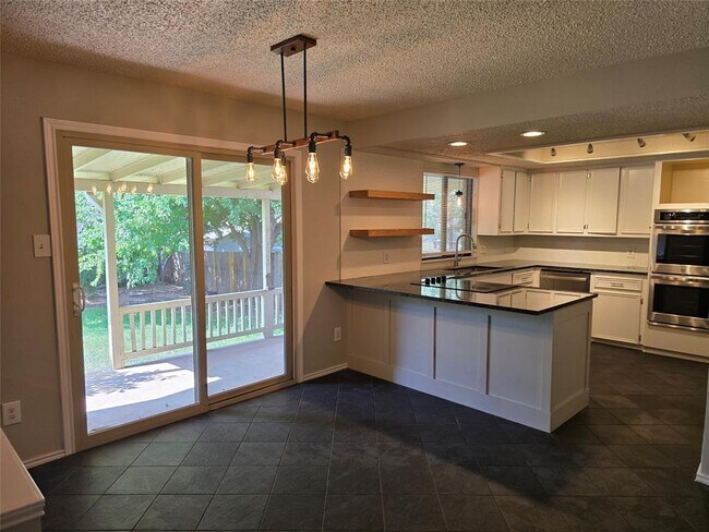 Building Photo - 402 Greenwood Dr