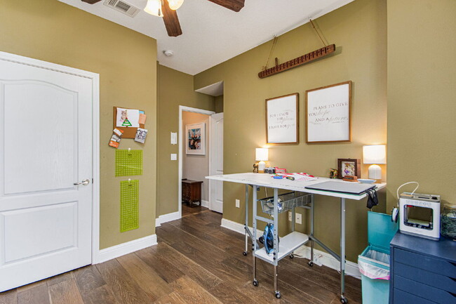 Building Photo - 5 Bed House convenient to Navarre and Hurl...