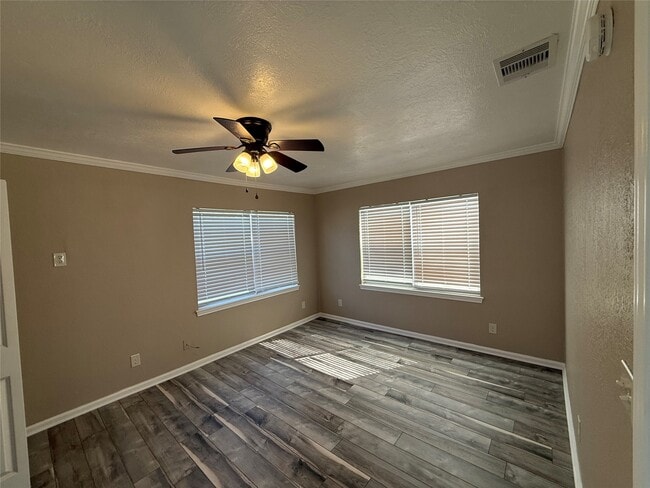 Building Photo - 642 5th St